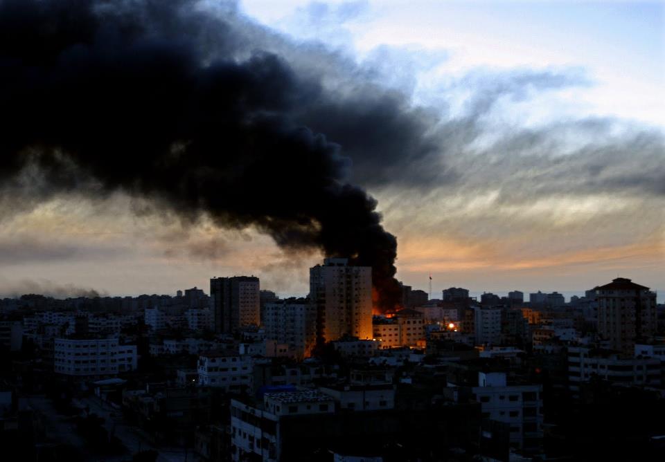 Siyonist israil Gazze’yi Bombalıyor