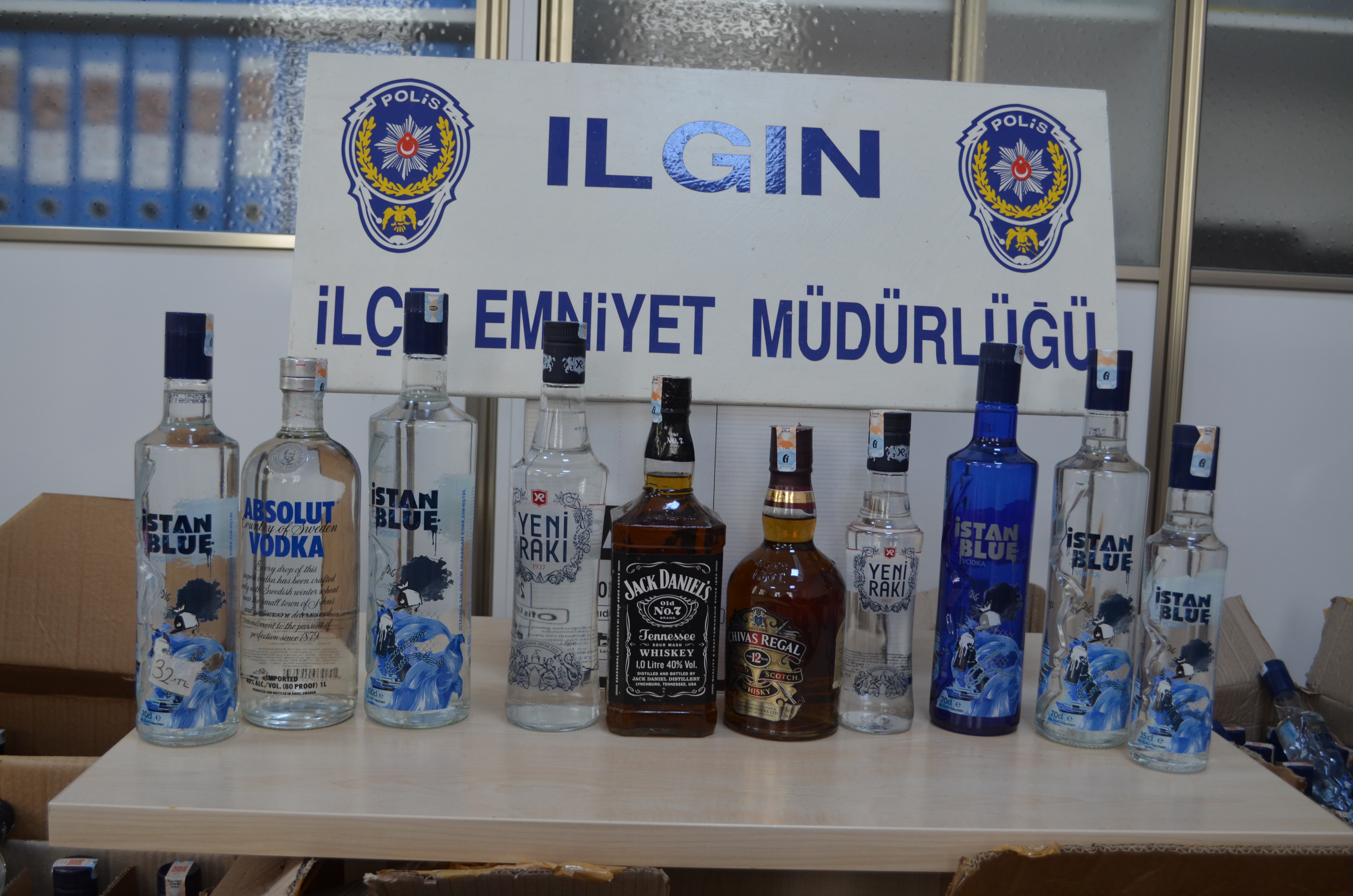 Ilgın Polisi tarafından 229 adet Kaçak içki ele geçirildi; 2 kişi gözaltına alındı.