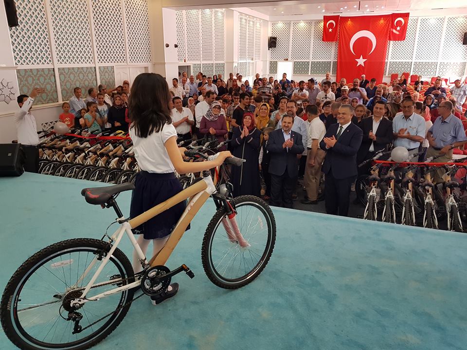 Ilgın’da başarılı öğrencilere bisiklet hediye edildi
