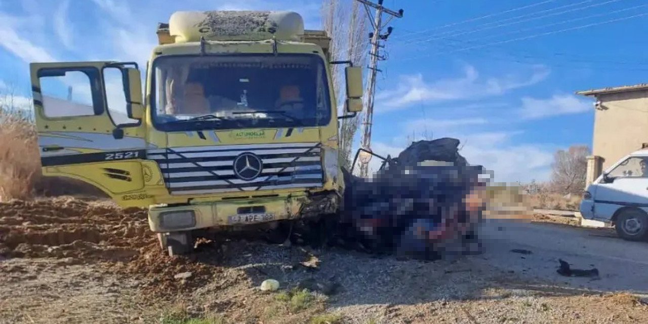 Ilgın’da kamyon ile otomobil çarpıştı: 2 ölü